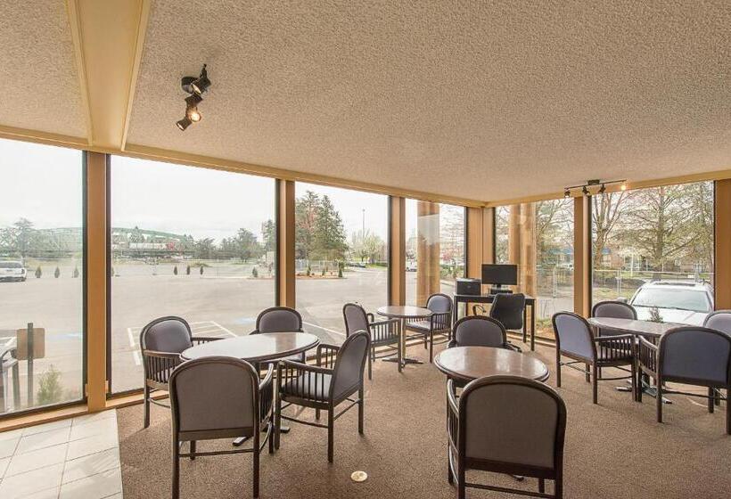 Отель Rodeway Inn & Suites Portland   Jantzen Beach