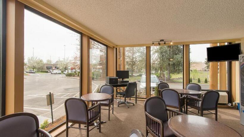 Отель Rodeway Inn & Suites Portland   Jantzen Beach