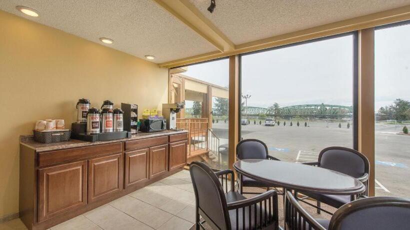 Отель Rodeway Inn & Suites Portland   Jantzen Beach