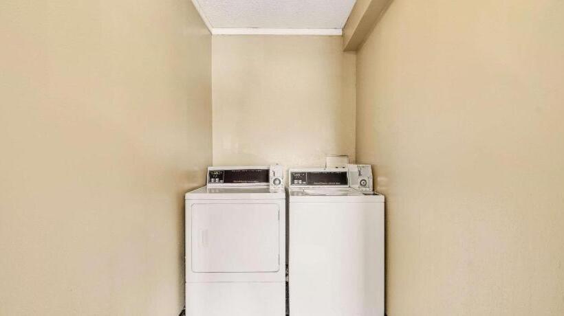 Отель Rodeway Inn & Suites Portland   Jantzen Beach