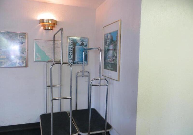 فندق Royal Pacific Motor Inn