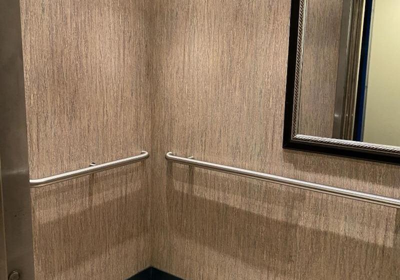 فندق Royal Pacific Motor Inn