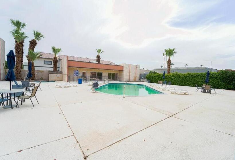 فندق Royal Plaza Inn