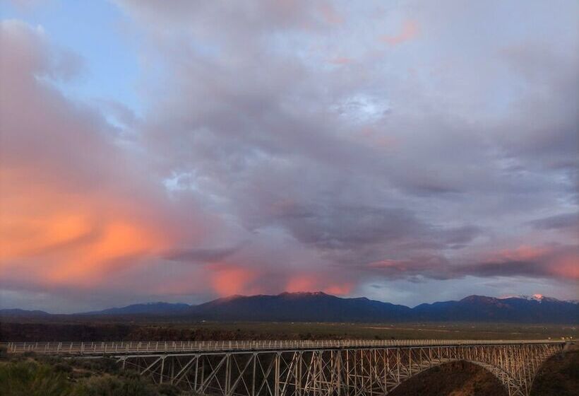 ホテル Sagebrush Inn & Suites