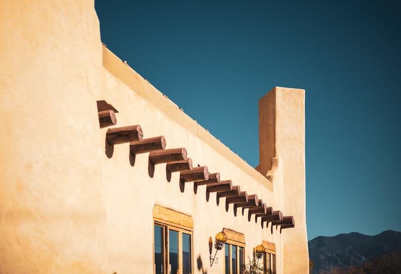 ホテル Sagebrush Inn & Suites