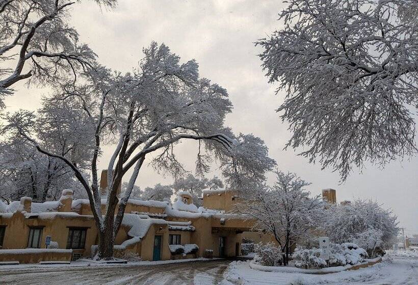 ホテル Sagebrush Inn & Suites