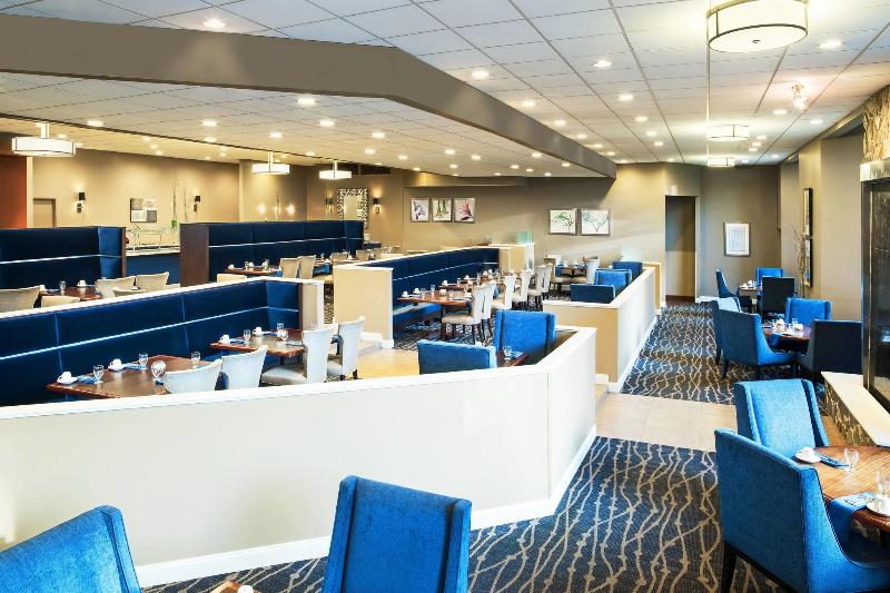 בית מלון כפרי Sheraton Charlotte Airport