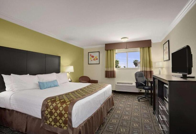 בית מלון כפרי Solara Inn And Suites