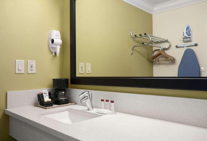 בית מלון כפרי Solara Inn And Suites