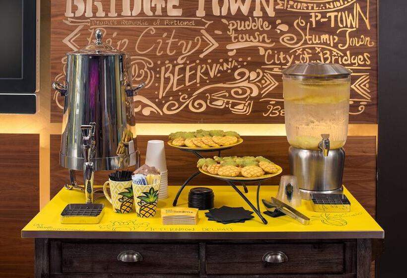 Staypineapple, Hotel Rose, Downtown Portland