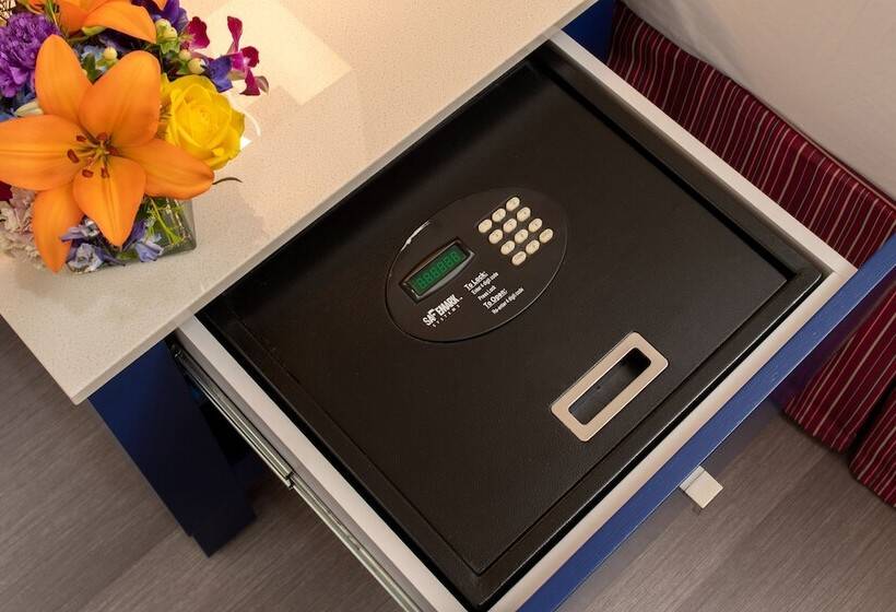 Staypineapple, Hotel Rose, Downtown Portland