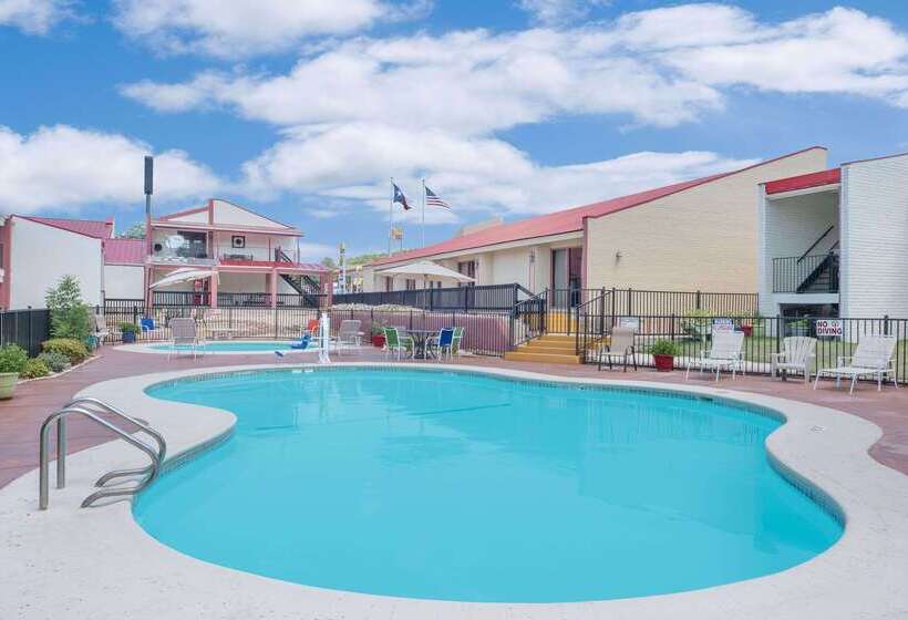 בית מלון כפרי Super 8 By Wyndham Kerrville Tx