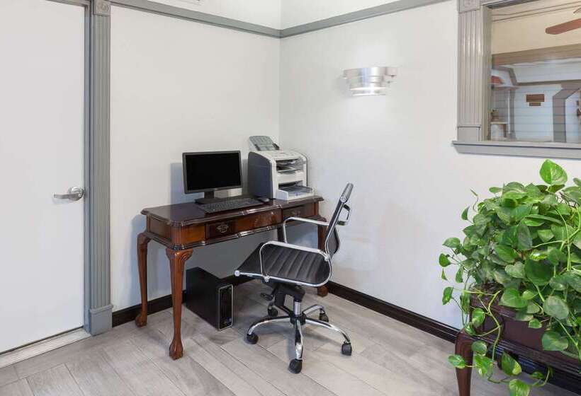 هتل Super 8 By Wyndham Kingsville