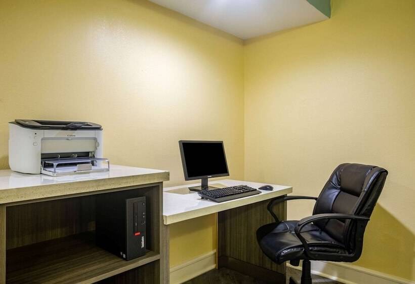 هتل Super 8 By Wyndham Mobile I65