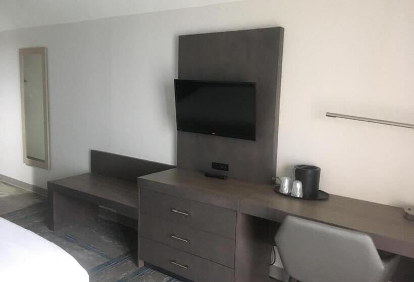 فندق Crystal Coast Oceanfront