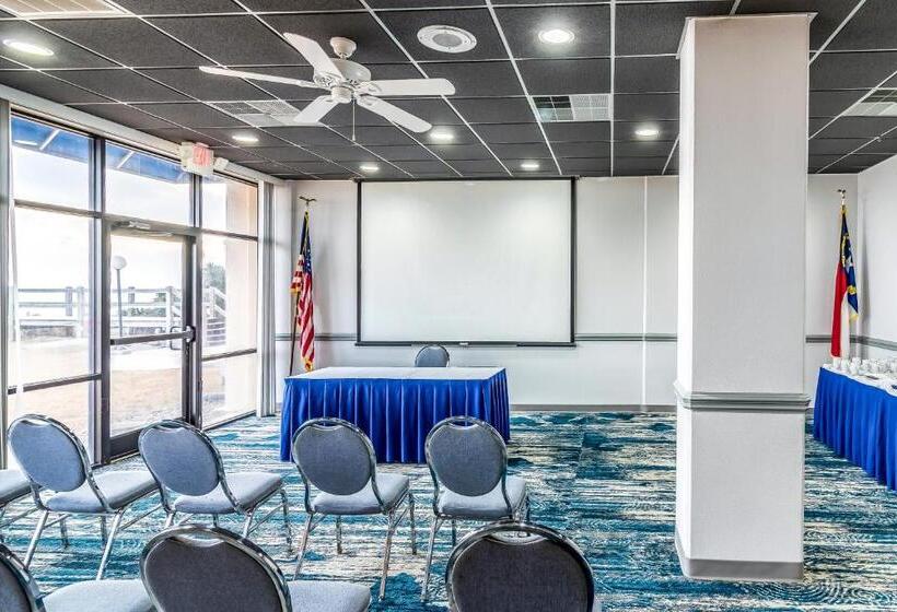 فندق Crystal Coast Oceanfront