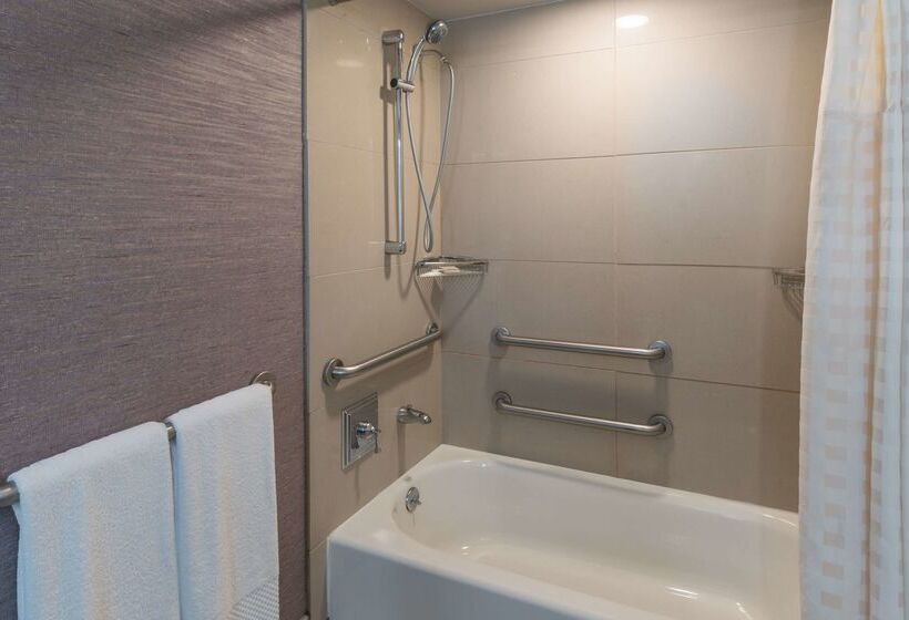 فندق The Saratoga Hilton