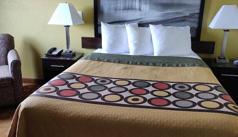 فندق على الطريق Super 8 By Wyndham Rice Lake