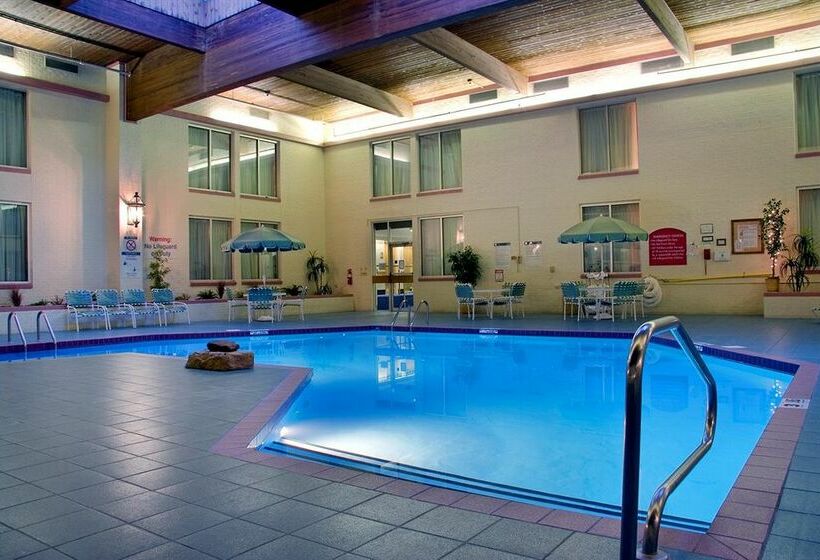 فندق Ramada By Wyndham Greensburg  & Conference Center