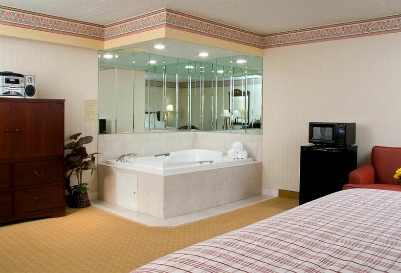 فندق Ramada By Wyndham Greensburg  & Conference Center