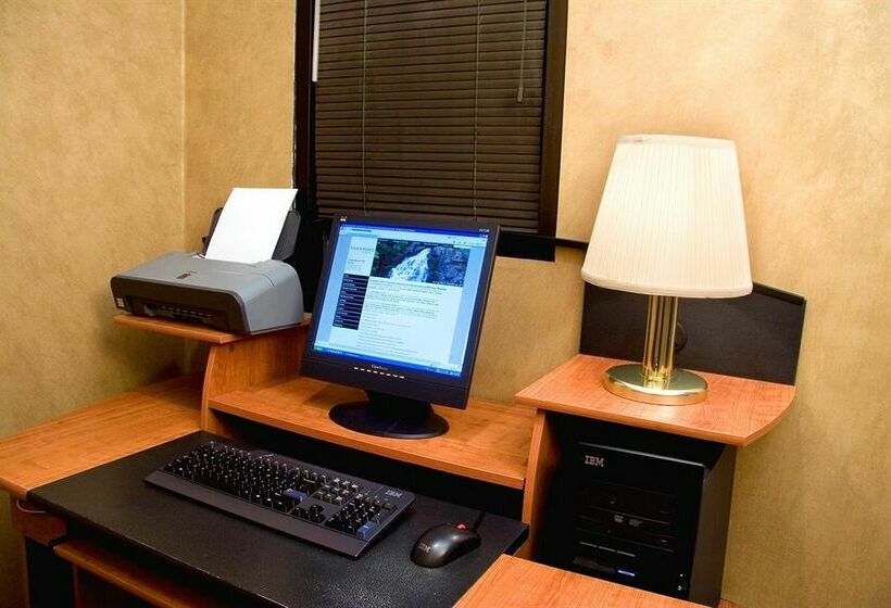 فندق Ramada By Wyndham Greensburg  & Conference Center