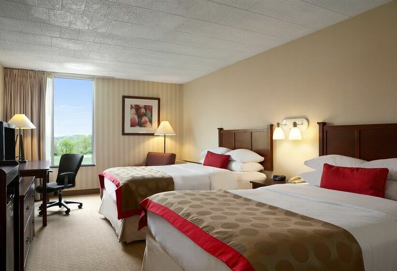 فندق Ramada By Wyndham Greensburg  & Conference Center