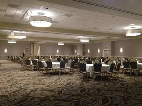 فندق Ramada By Wyndham Greensburg  & Conference Center