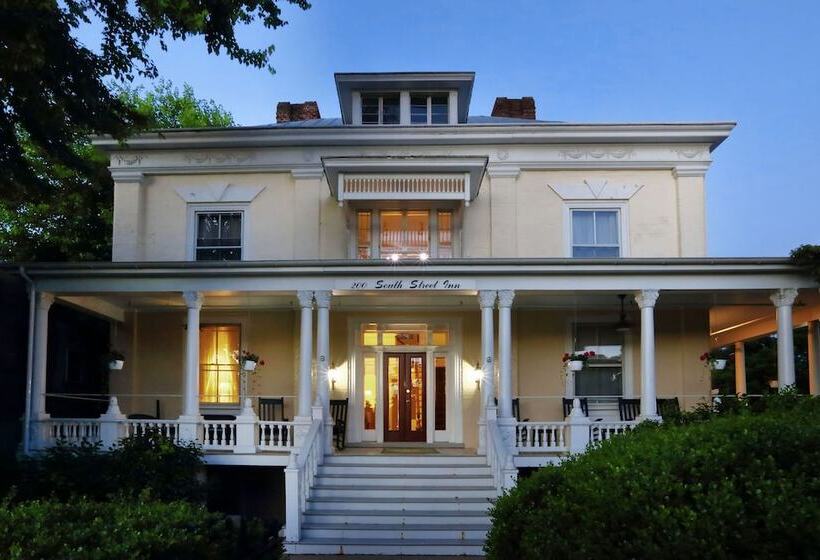 Отель 200 South Street Inn