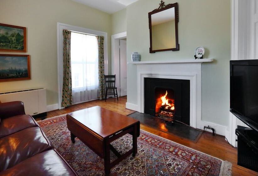 호텔 200 South Street Inn