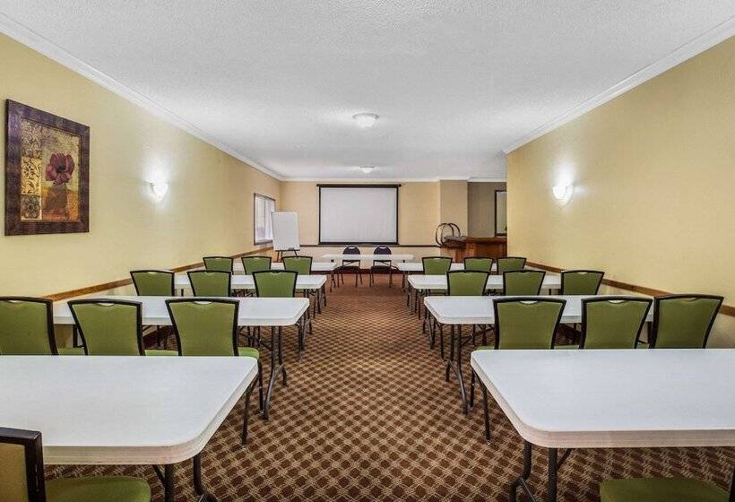 בית מלון כפרי Baymont By Wyndham Tehachapi