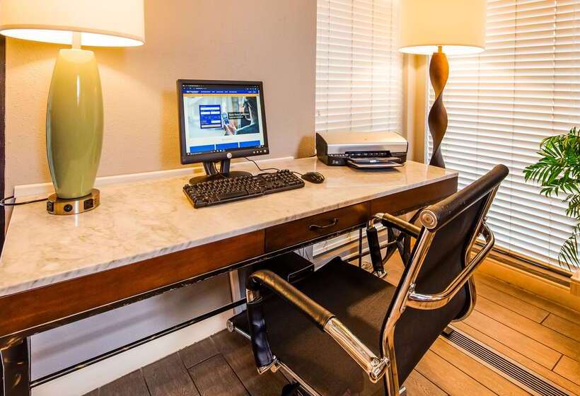 فندق Surestay By Best Western Kansas City Country Inn North