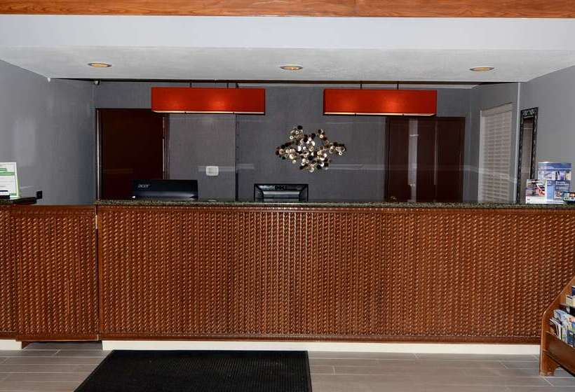 فندق Surestay By Best Western Kansas City Country Inn North