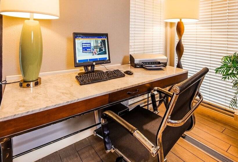 فندق Surestay By Best Western Kansas City Country Inn North