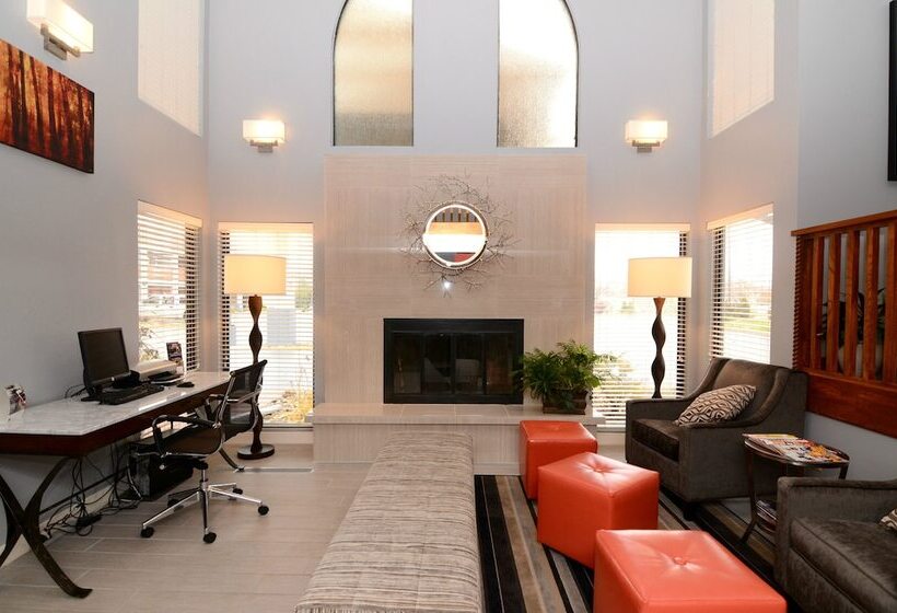 فندق Surestay By Best Western Kansas City Country Inn North