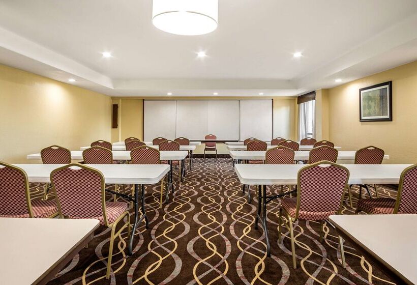 هتل Americinn By Wyndham Grand Rapids Airport North