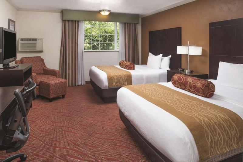 هتل Best Western Plus Parkway Inn