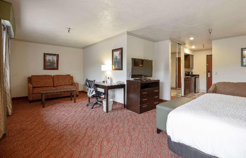 هتل Best Western Plus Parkway Inn
