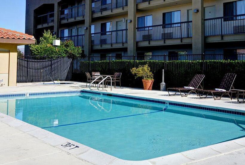 בית מלון כפרי Best Western Plus Pleasanton Inn