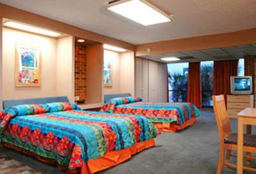 Отель Commodore On The Beach