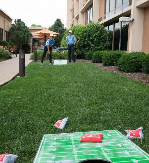 Отель Courtyard By Marriott Canton