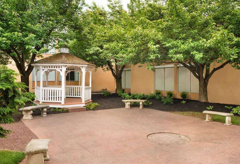 Days Hotel By Wyndham Allentown Airport / Lehigh Valley