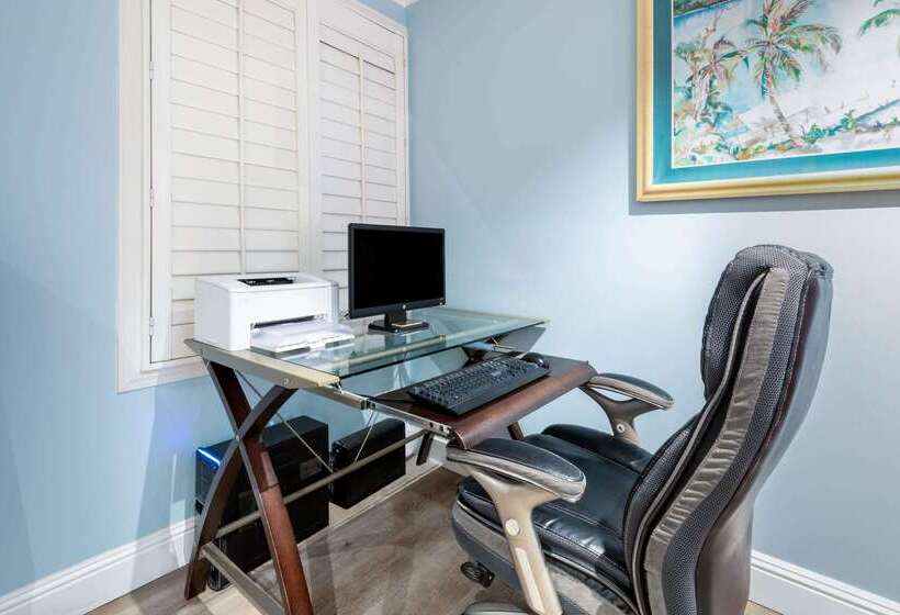 Отель Days Inn By Wyndham Maui Oceanfront