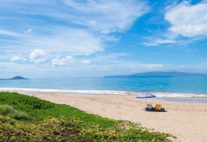 Отель Days Inn By Wyndham Maui Oceanfront