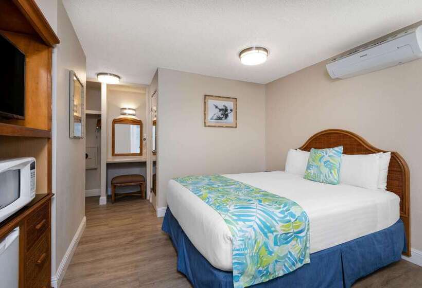 Отель Days Inn By Wyndham Maui Oceanfront