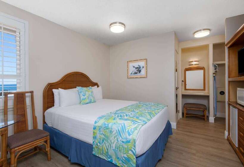 Отель Days Inn By Wyndham Maui Oceanfront