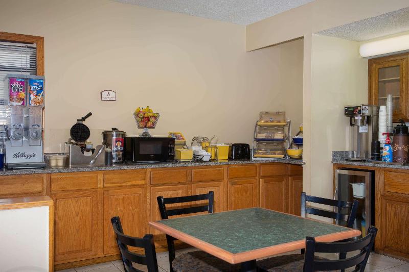 Отель Days Inn By Wyndham Wichita West Near Airport