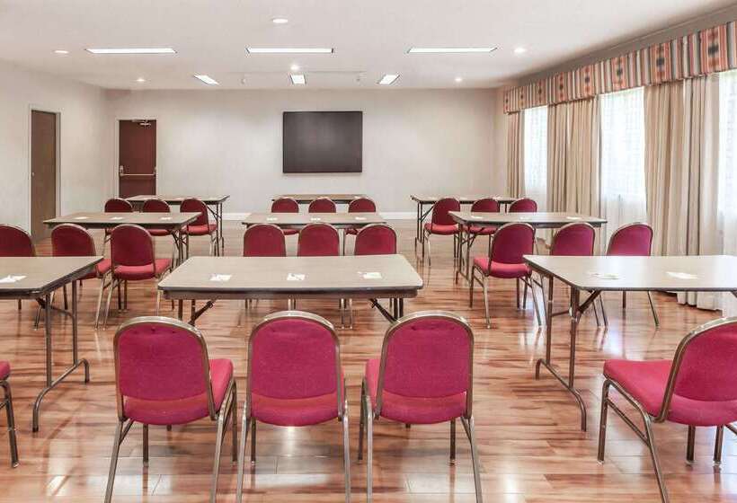 בית מלון כפרי Days Inn & Suites By Wyndham Sunnyvale