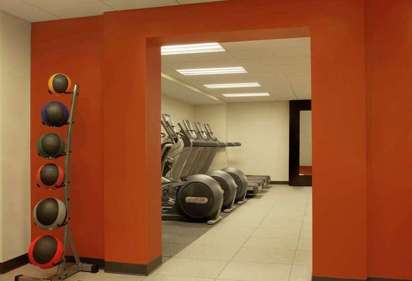 هتل Doubletree By Hilton  Cedar Rapids Convention Complex