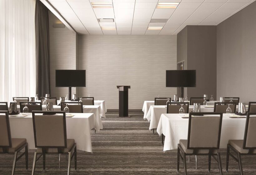 Отель Doubletree By Hilton  Cedar Rapids Convention Complex