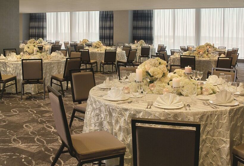 Отель Doubletree By Hilton  Cedar Rapids Convention Complex